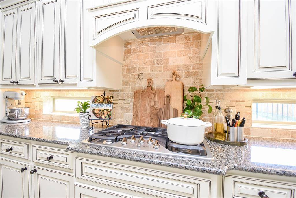 5 Burner gas cooktop with backsplash views to the neighborhood park!