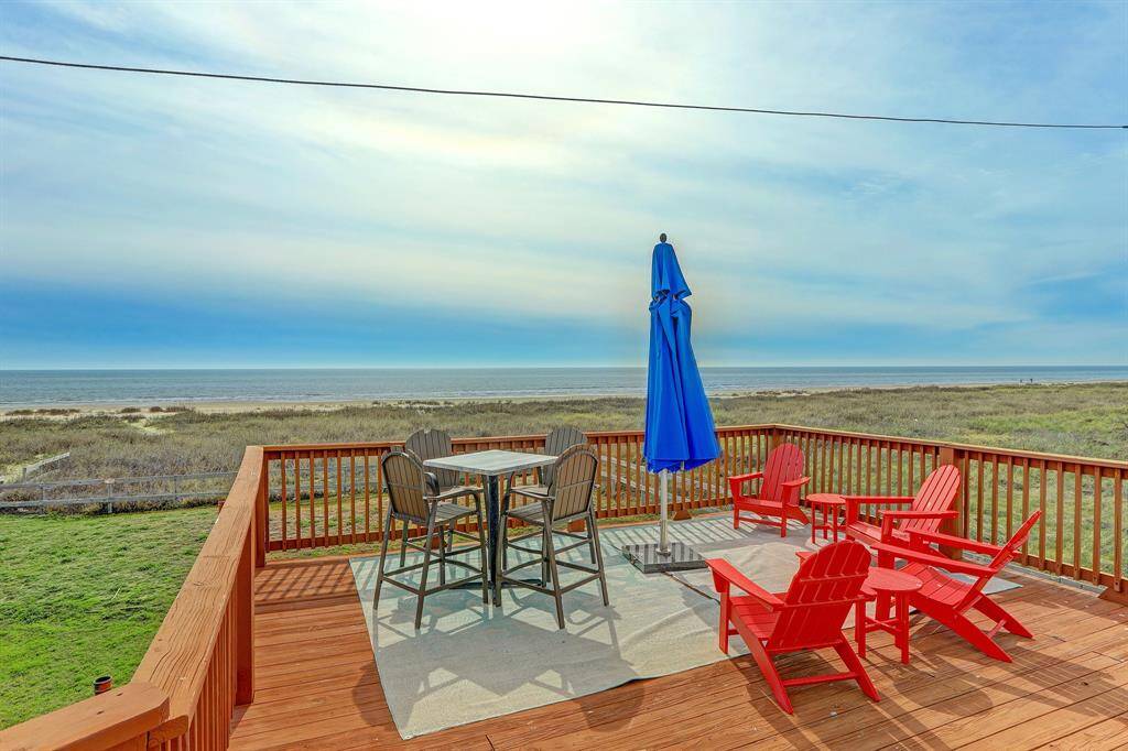 INVITING OUTDOOR SPACE THAT IS THE PERFECT SETTING FOR AL FRESCO DINING.