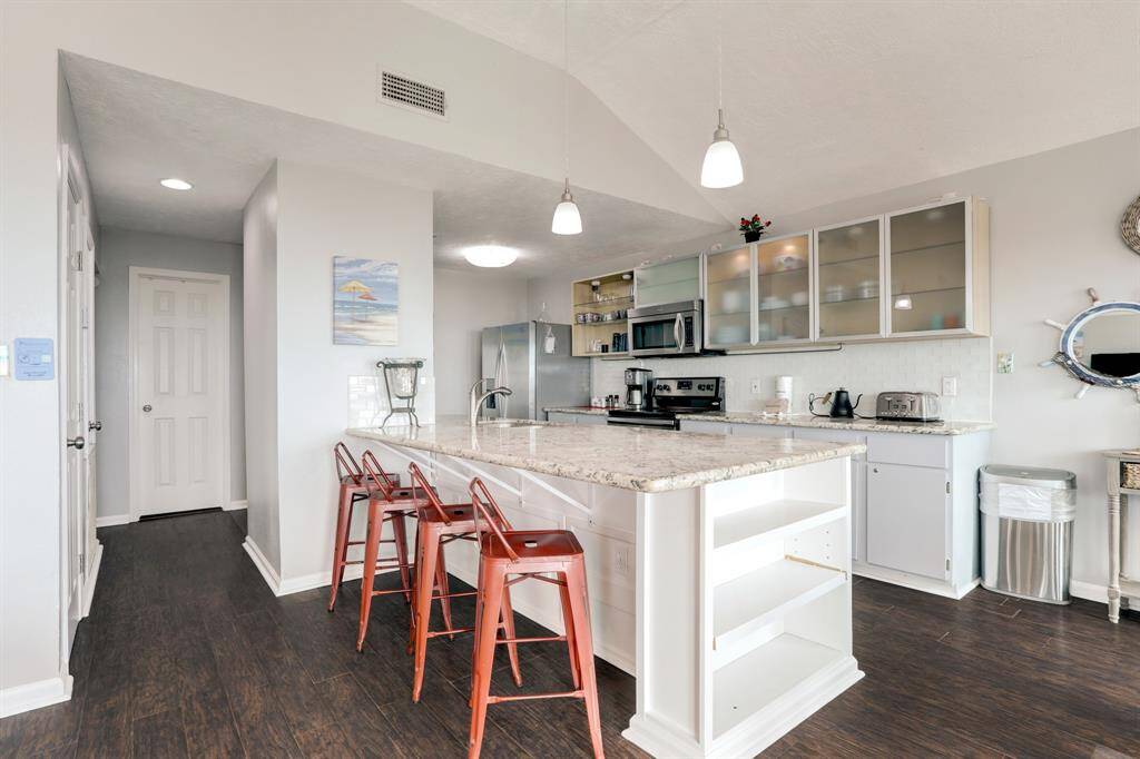 THE BREAKFAST BAR OFFERS A PERFECT SPOT FOR MORNING COFFEE OR CASUAL MEALS WITH FAMILY.