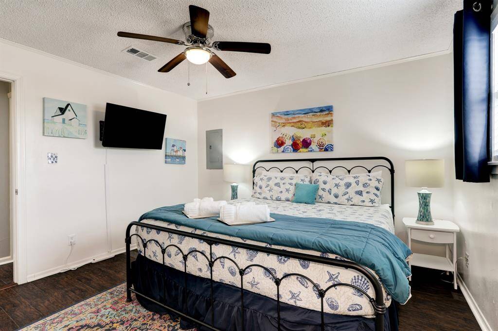 SPACIOUS BEDROOM 2.