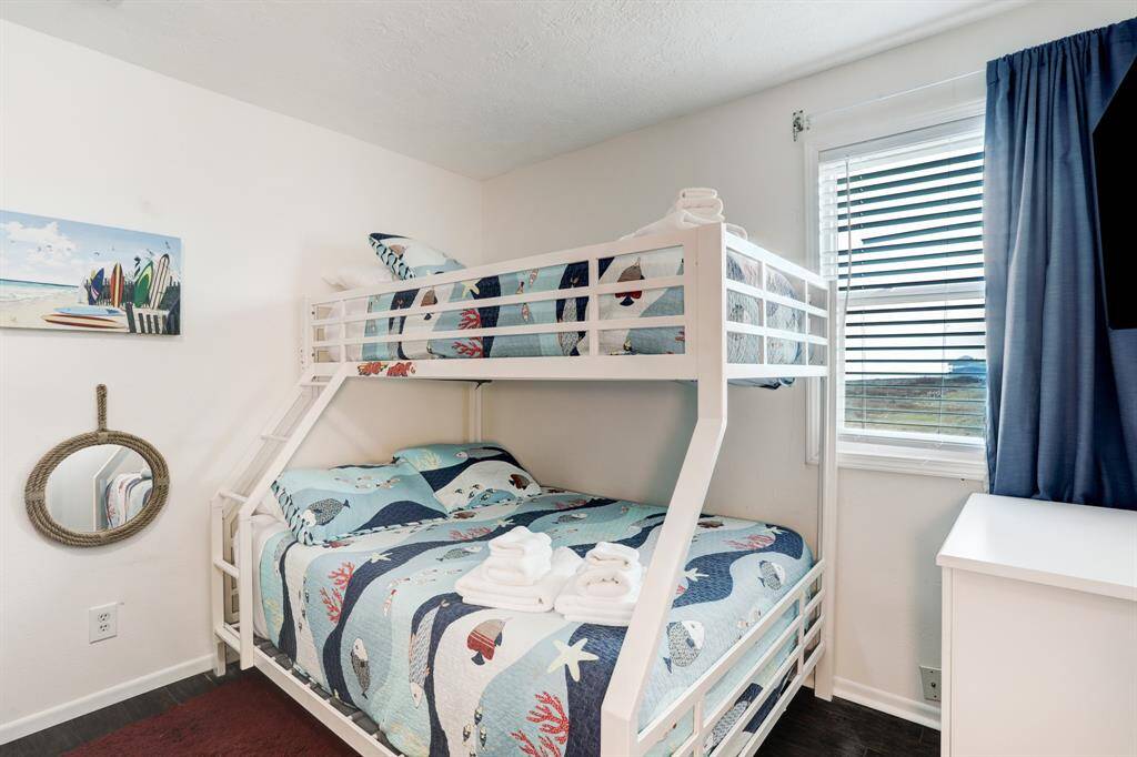 LIGHT AND BRIGHT BEDROOM 3. NOT SHOWN IS THE OTHER SAME SIZE BUNK BED IN THE ROOM.