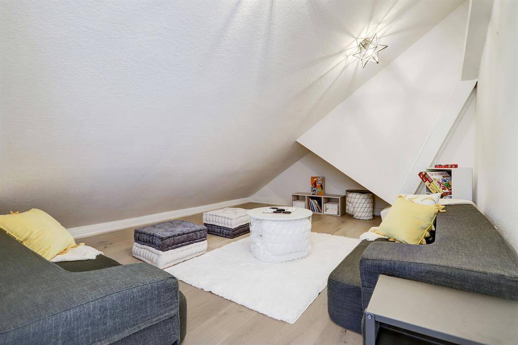 Upper floor bedroom or flex room