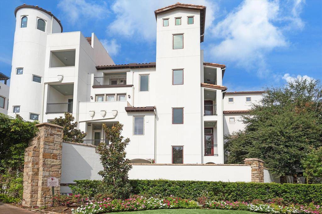 Welcome to 5211 Calle Cordoba, located in the heart of Rice Military! With a spacious, open living space concept and an abundance of natural light, you will enjoy hosting or cozy nights in front of the beautiful electric fireplace.