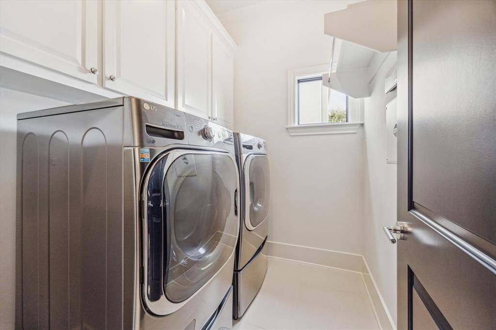 The utmost convenience having the laundry area off of the primary suite.