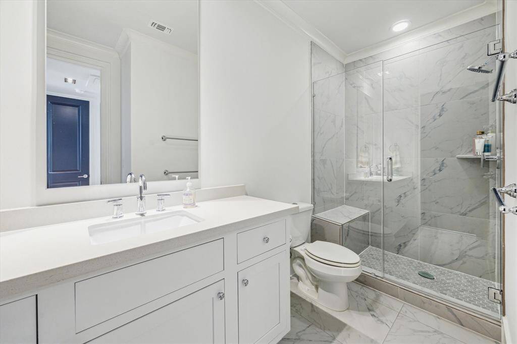Beautiful en suite bathroom, with stunning finishes.
