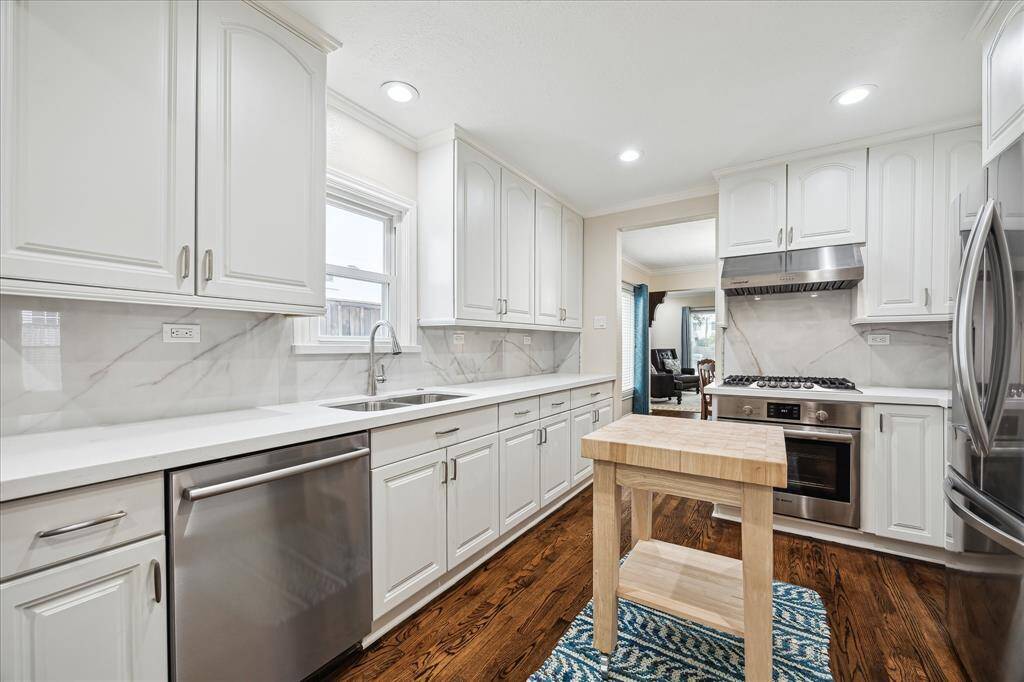 Great shot of the Large Quartz Counter Tops with the Gorgeous Back Splash!!!