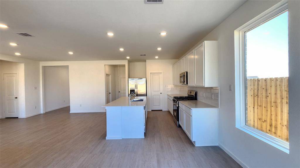 Breakfast area to Kitchen