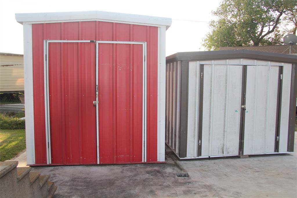 Storage Units will Transfer with the property.