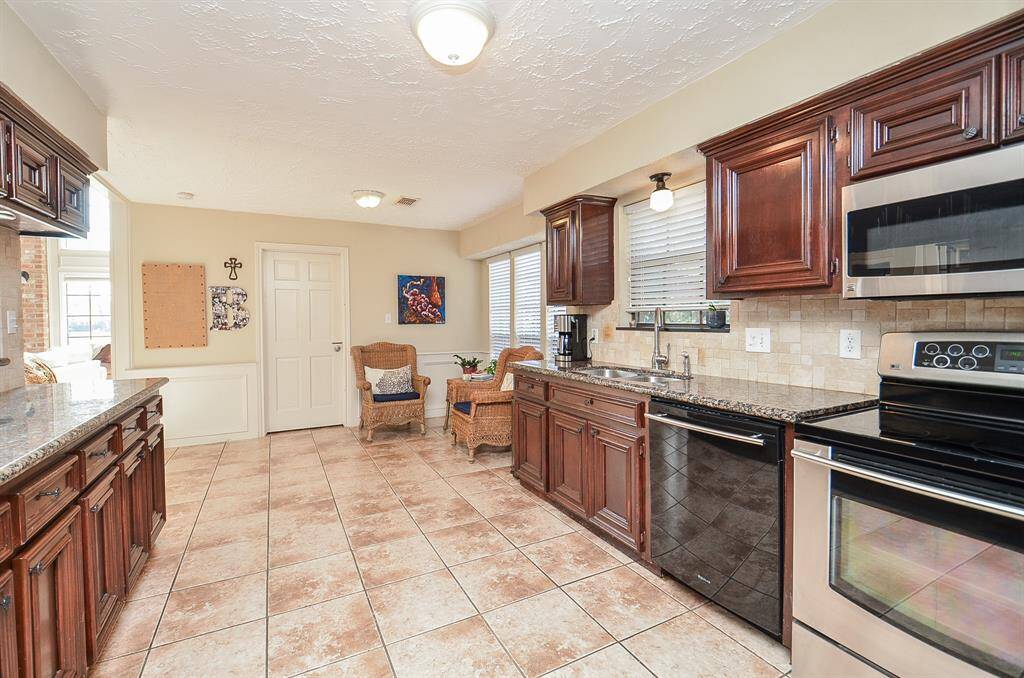 The current residents use the breakfast area as a sitting area for their morning coffee time.  They have replaced the table with two comfortable chairs. Great for alone time or to visit with a friend.