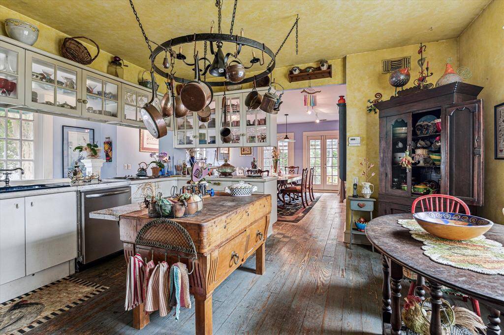A view of the kitchen and breakfast area.
