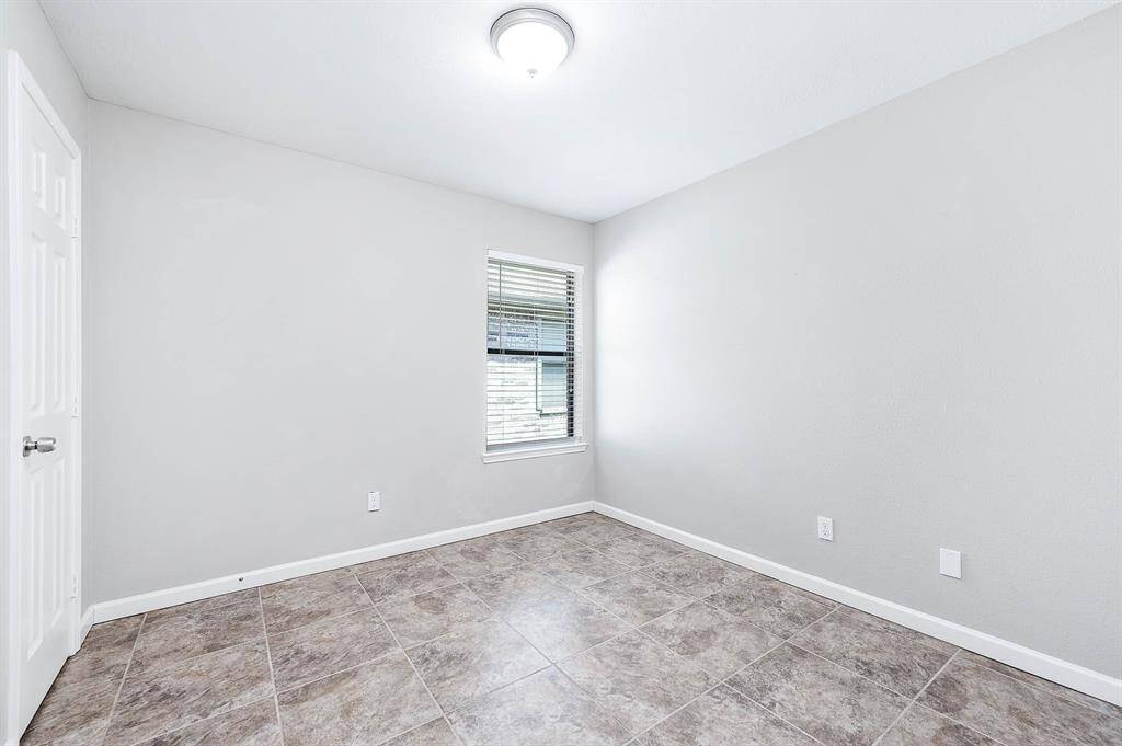 Secondary bedroom.