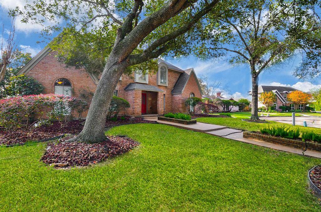 Located on a low-traffic street in the beautiful golfcourse community of Quail Valley. Great access to the Ft Bend Pkwy.
