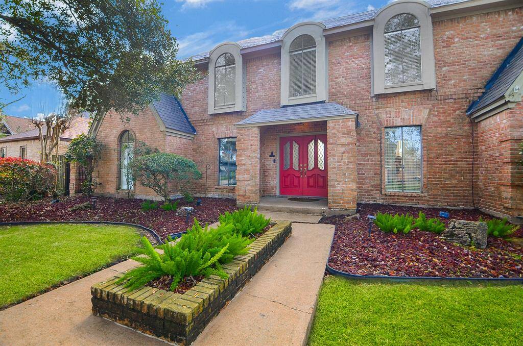 Beautiful front entry area that you only find in a older, custom built home.