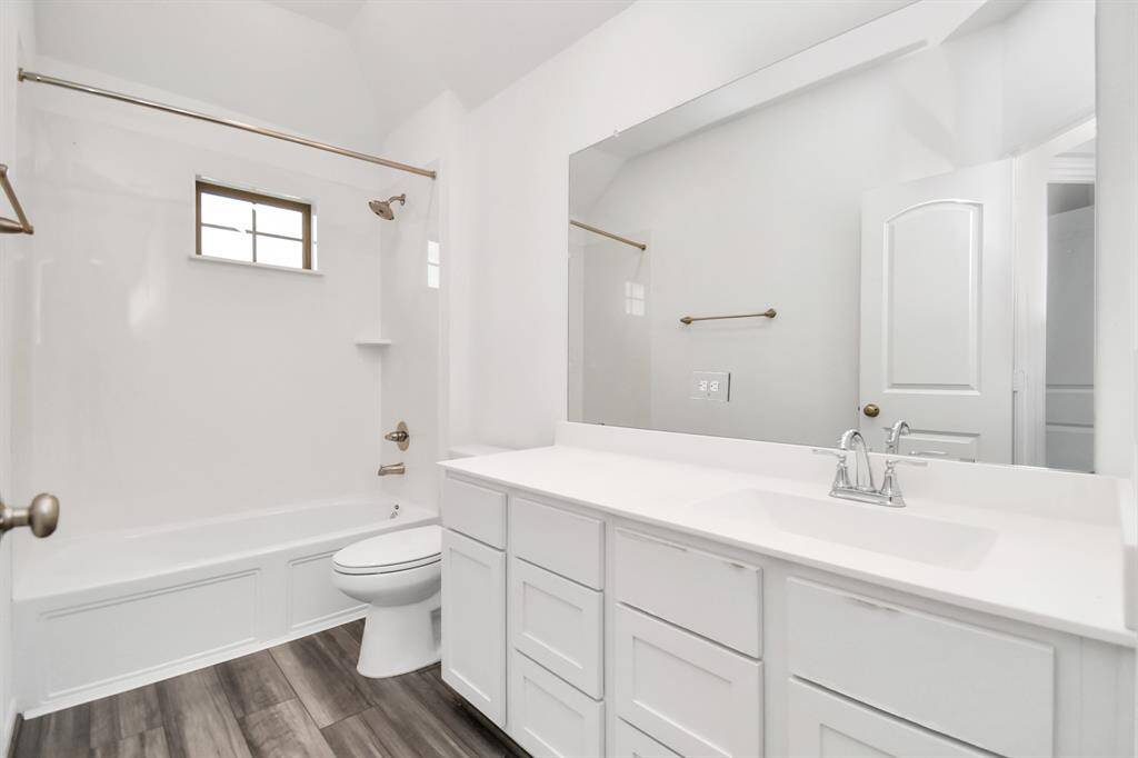 Secondary full bath