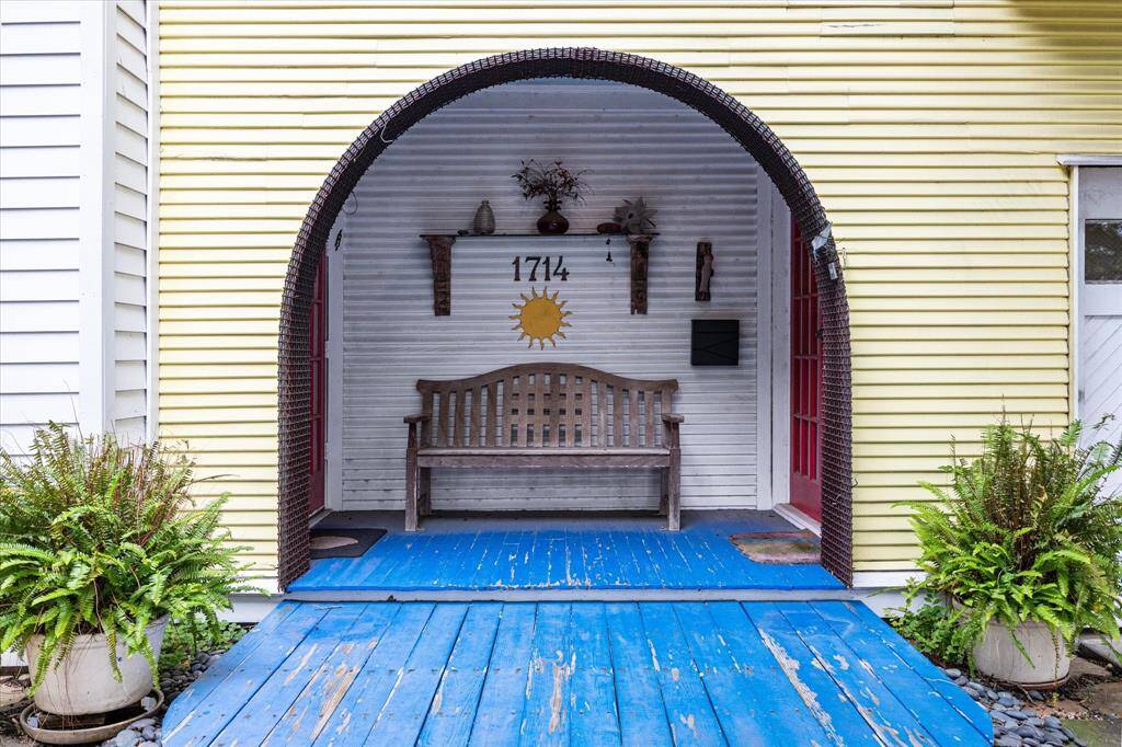 Welcome to 1714 Vassar Street.