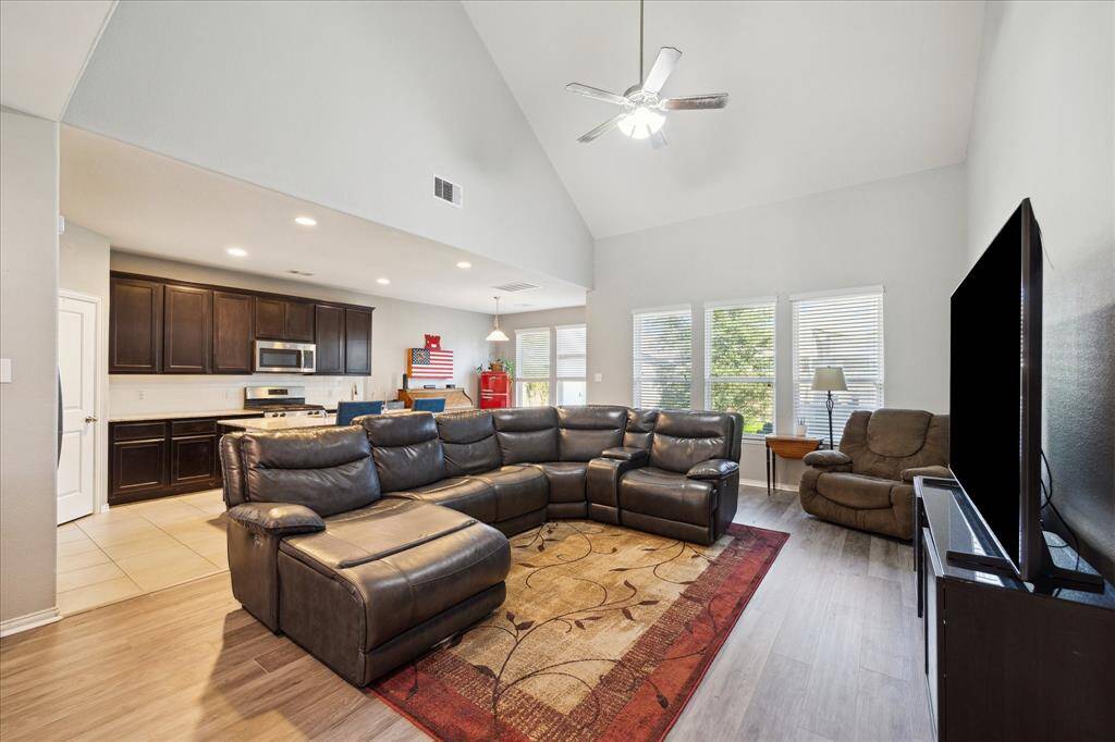 Open concept living & kitchen.... WONDERFUL for entertaining!