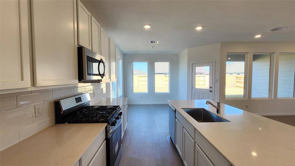 Kitchen to breakfast area