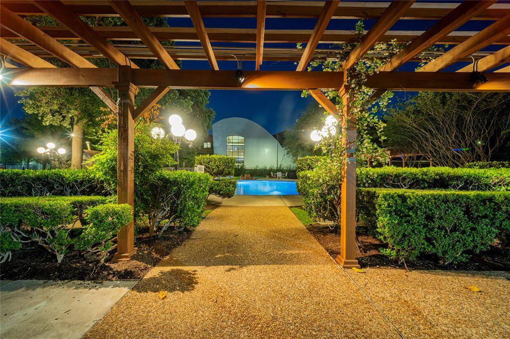 Unmatched private oasis setting in the middle of the vibrant Museum District.