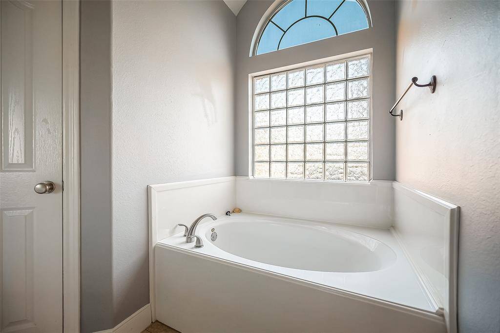 Inviting Soaker Tub!