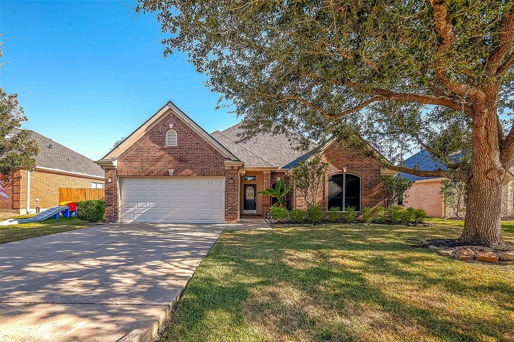 Cozy neighborhood with LOW HOA fee!
