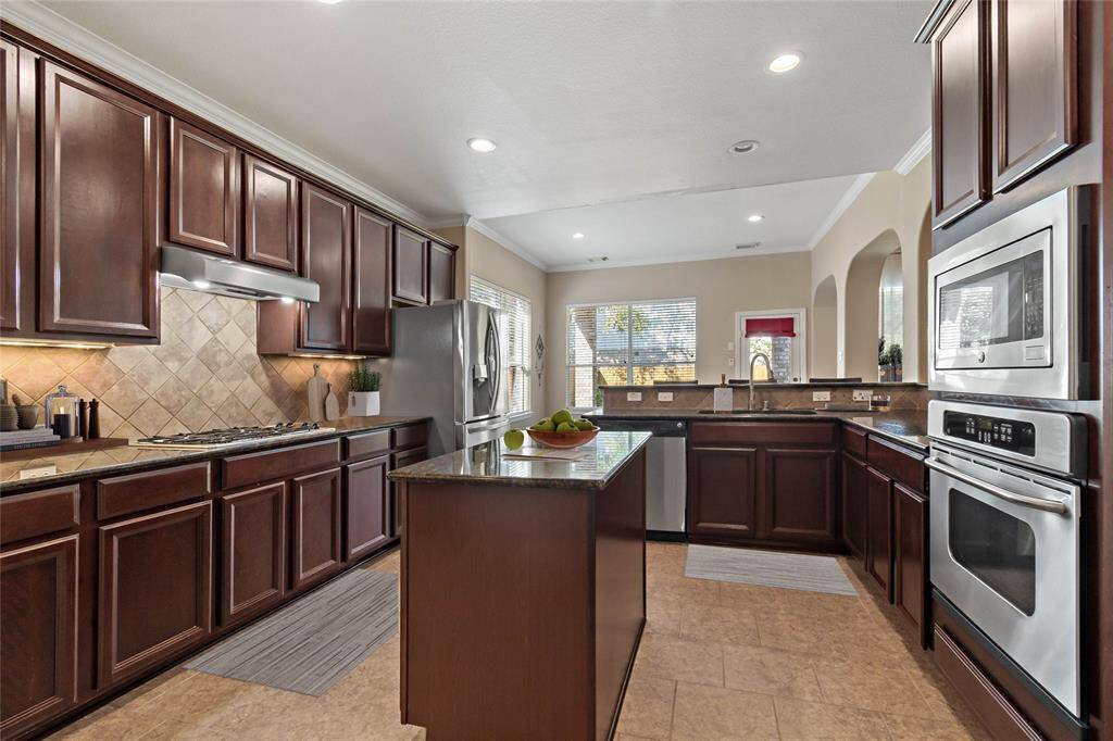 DIGITAL STAGING: KITCHEN