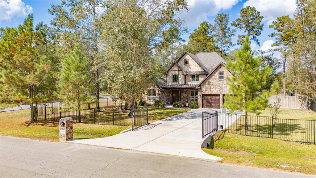 Welcome home! Automatic gates and fully fenced front yard.