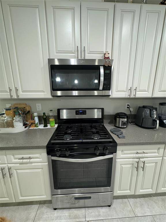Free stand range and above microwave.