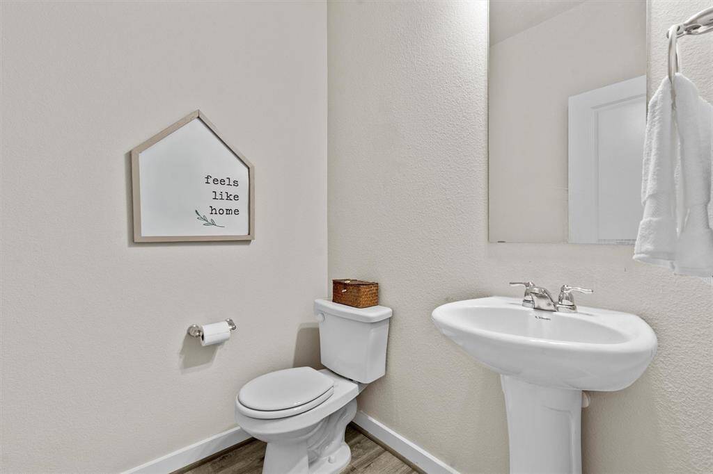 Nice 1/2 Bath for your guests