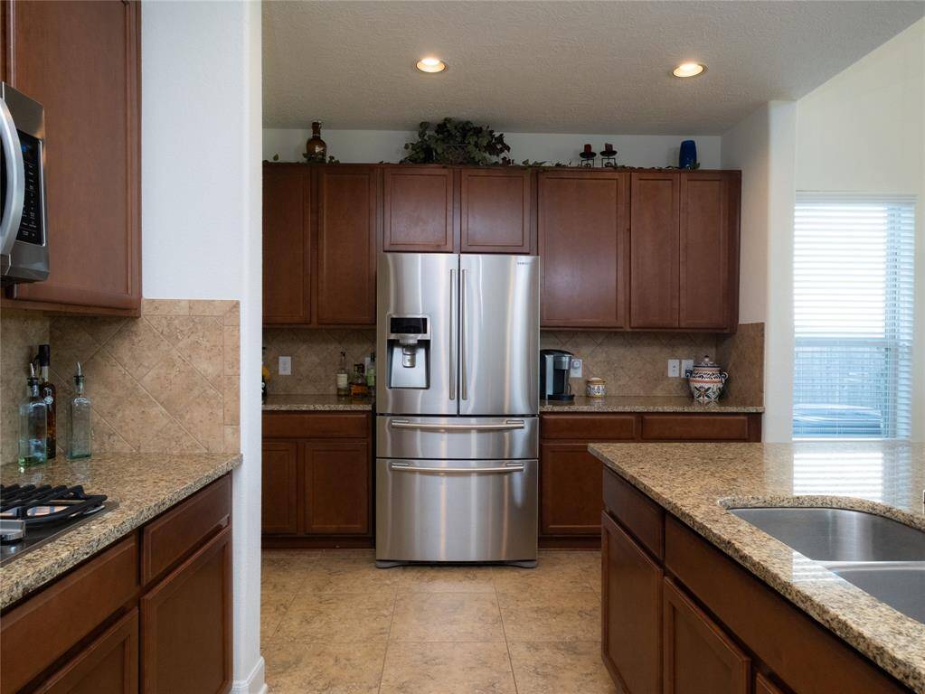 Love that this kitchen offers ample cabinetry