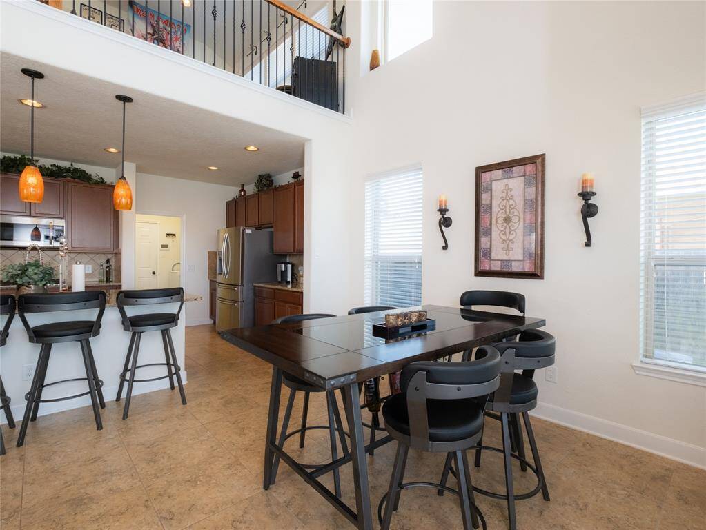 Enjoy breakfast in this good sized breakfast room!