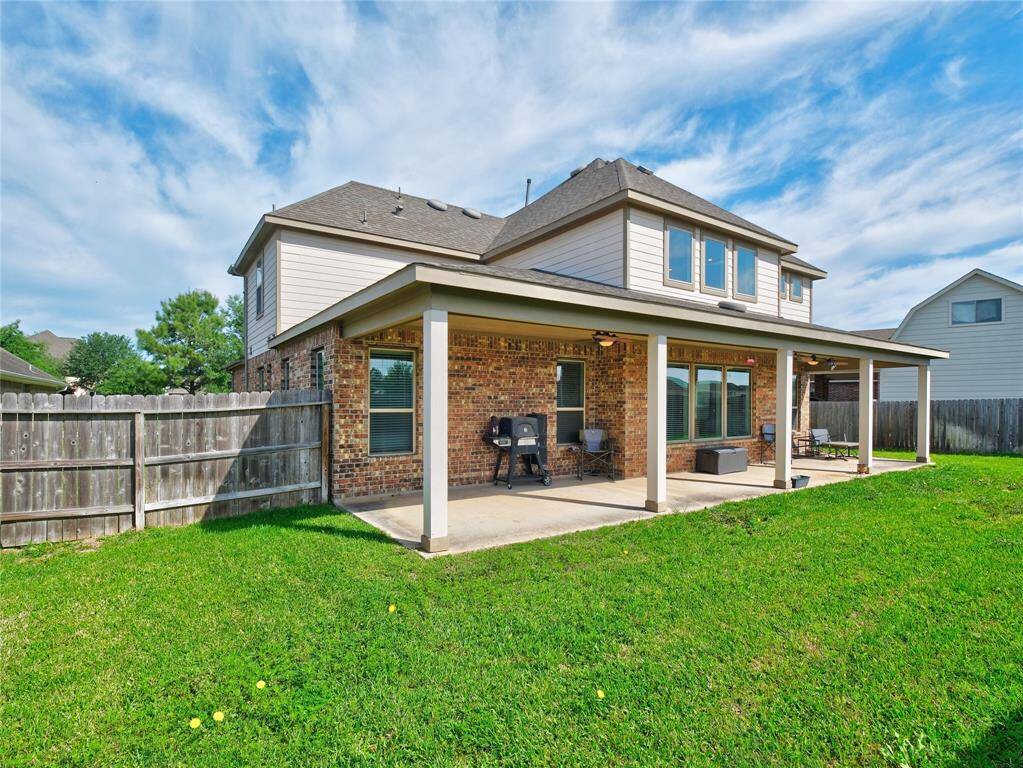 Love this backyard! Lots of space to play!
