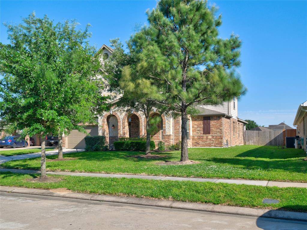 Welcome in! This foyer is well appointed with high ceilings!
