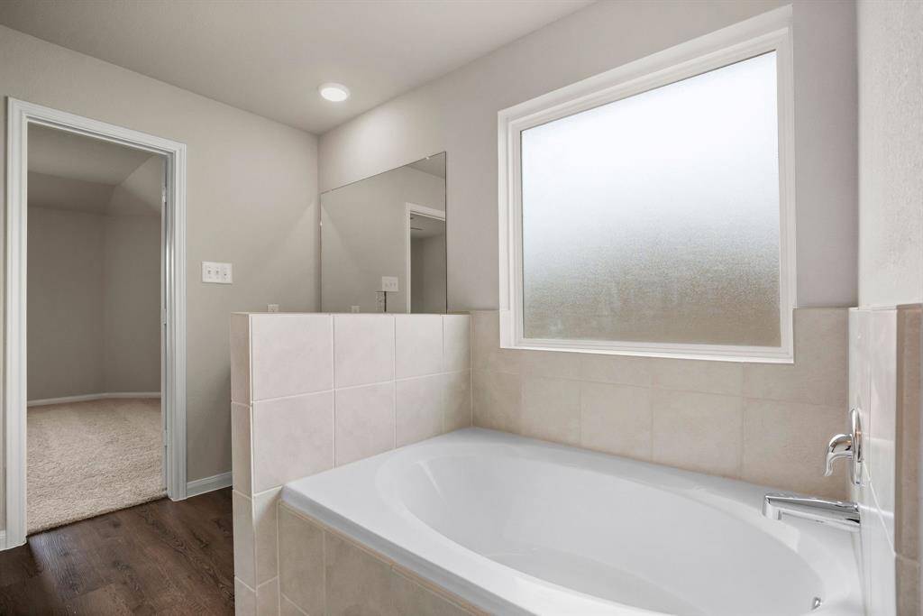 Soaking tub