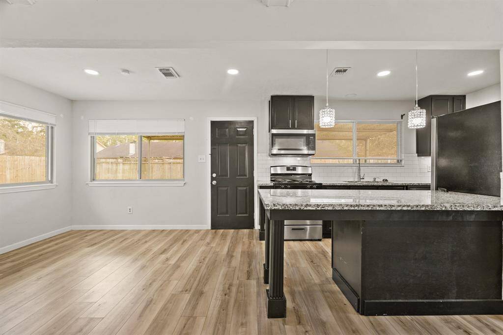 The breakfast bar is the perfect place for quick meals orsocializing while cooking.