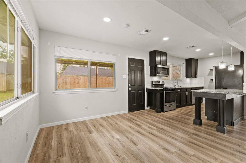 This thoughtfully designed homeseamlessly connects the kitchen witha charming dining area.