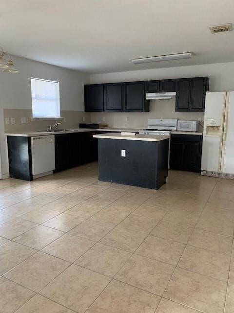 kitchen and breakfast area