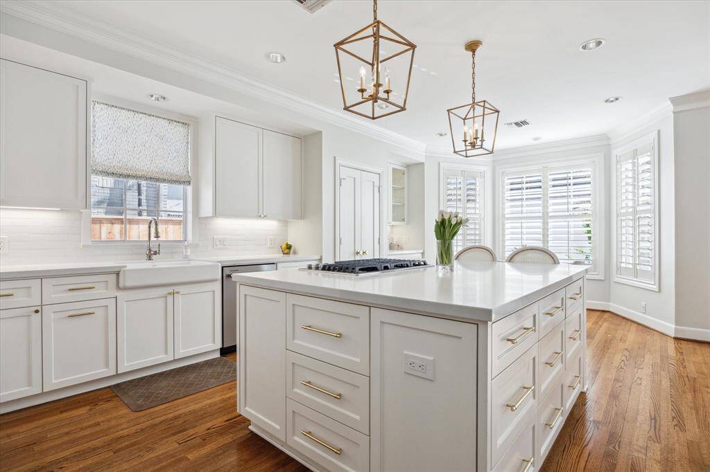 Looking at the kitchen toward the breakfast room.