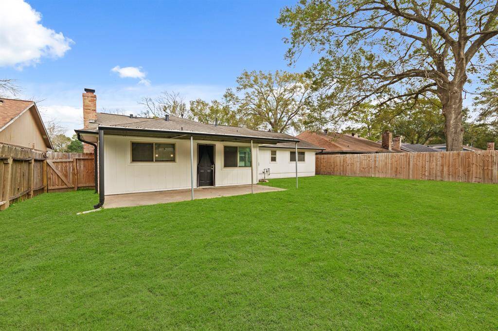 Come and see this spaciousbackyard!