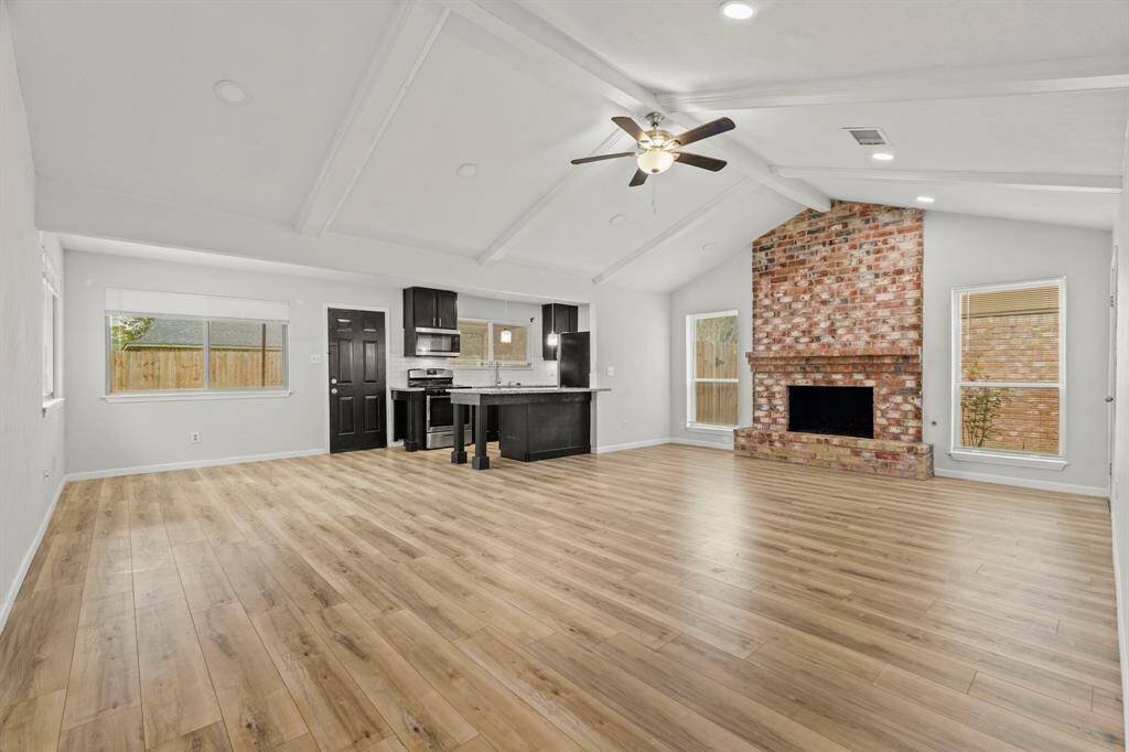 Welcome to a living room thateffortlessly combines comfort andstyle. Abundant natural light poursthrough windows, creating a brightand inviting atmosphere.