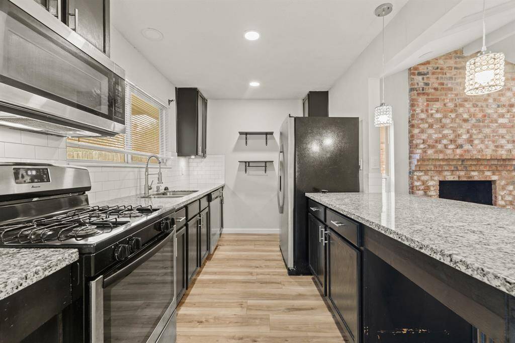The kitchen, an integral part of thishome's open-concept design, flows off the living room,creating a harmonious andconnected living space.