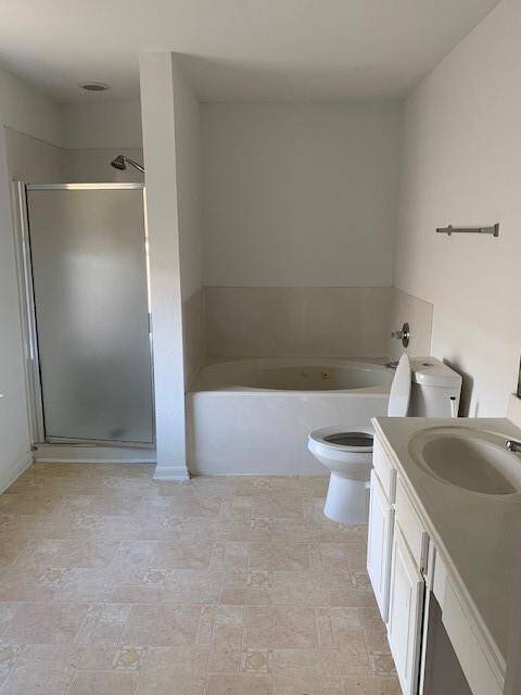master bathroom separate shower and jecuzzi tub