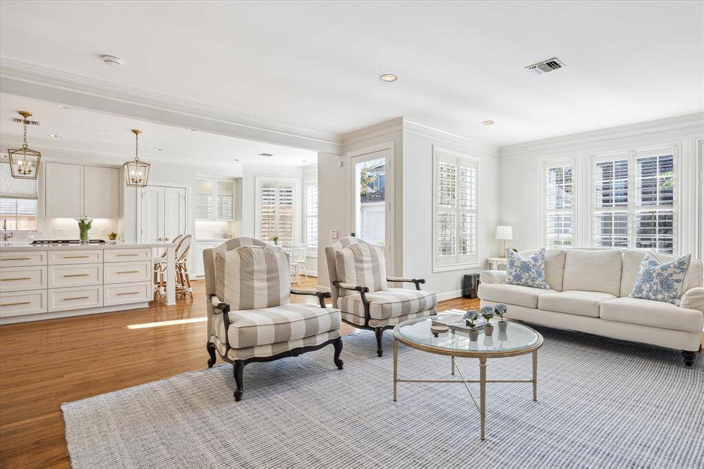 Open floor plan viewed toward the kitchen and breakfast room.