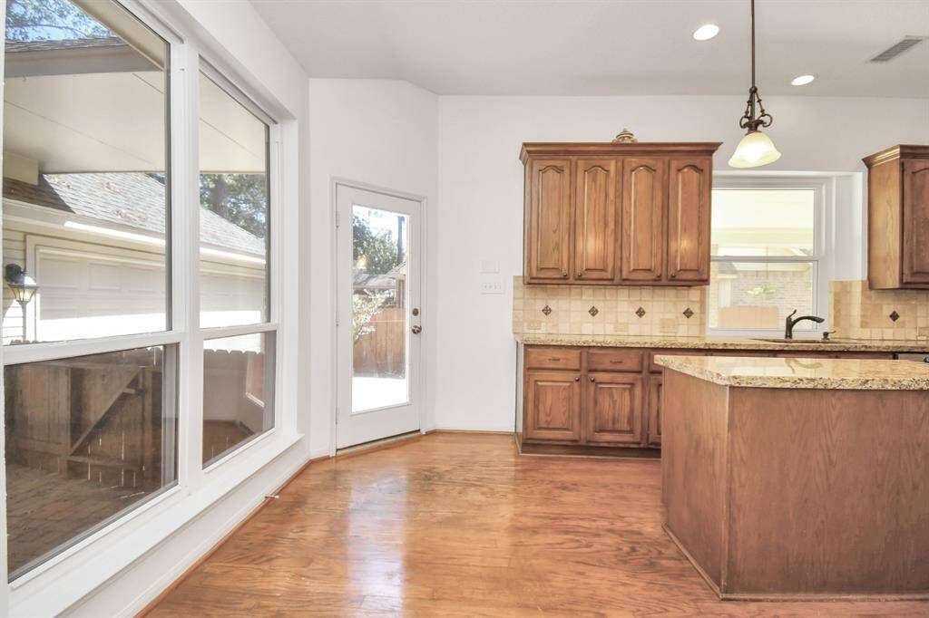 Comes with a 2nd door out of the kitchen to back patio and covered car port!