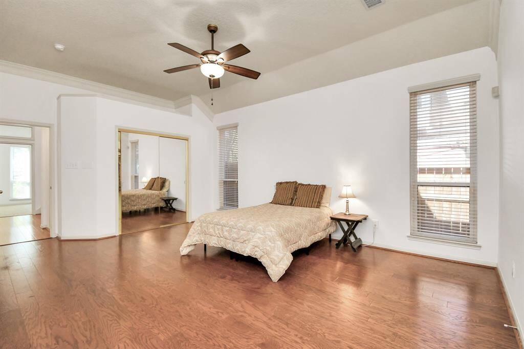 Plenty of room for all your bedroom furniture needs!