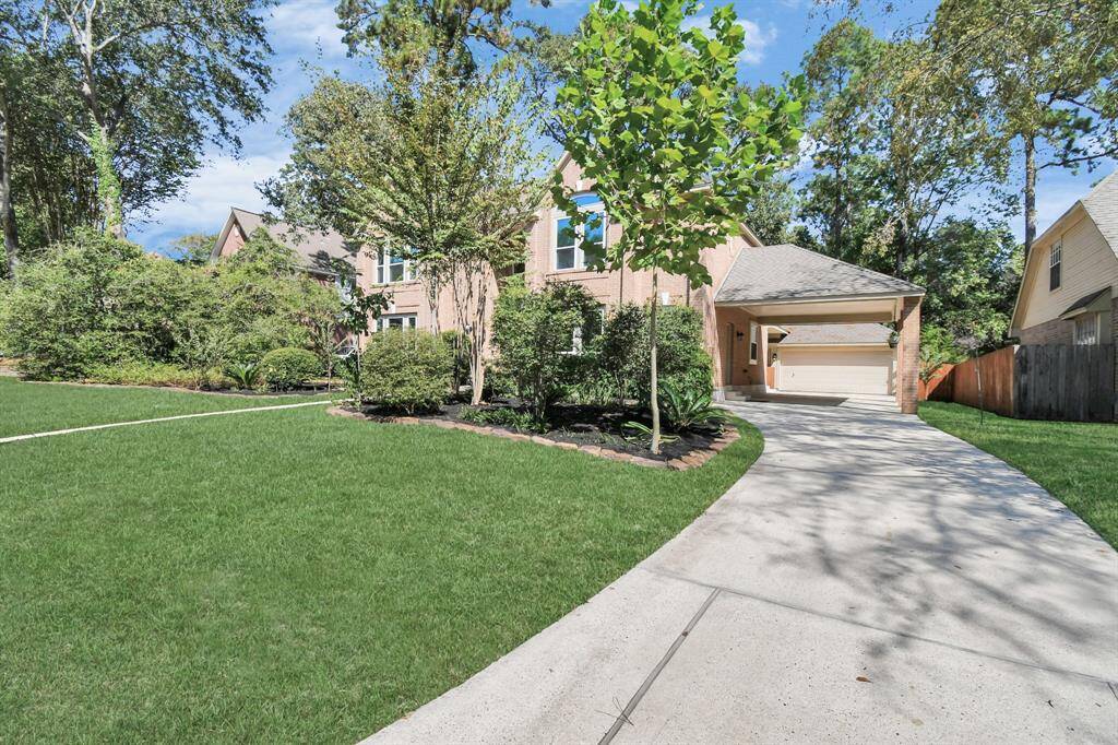 Long driveway lead to 2-car garage with attached porte-cache