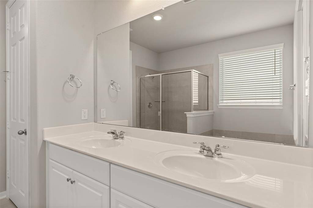 Note: Sample product photo. Actual exterior and interior selections may vary by homesite.