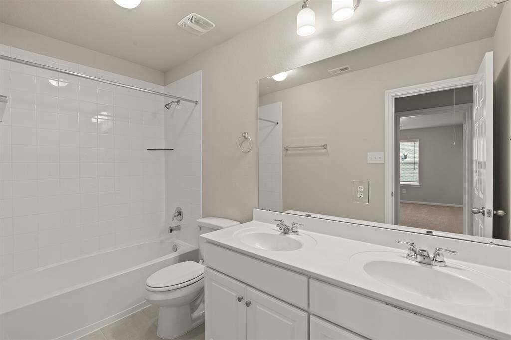 Note: Sample product photo. Actual exterior and interior selections may vary by homesite.