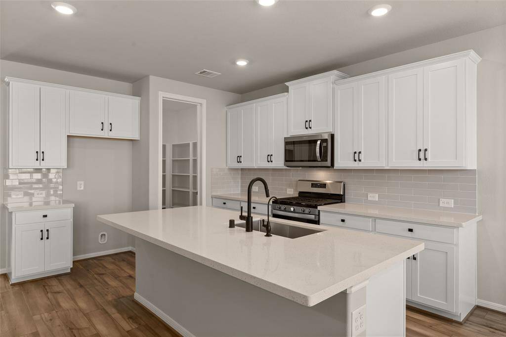 Note: Sample product photo. Actual exterior and interior selections may vary by homesite.