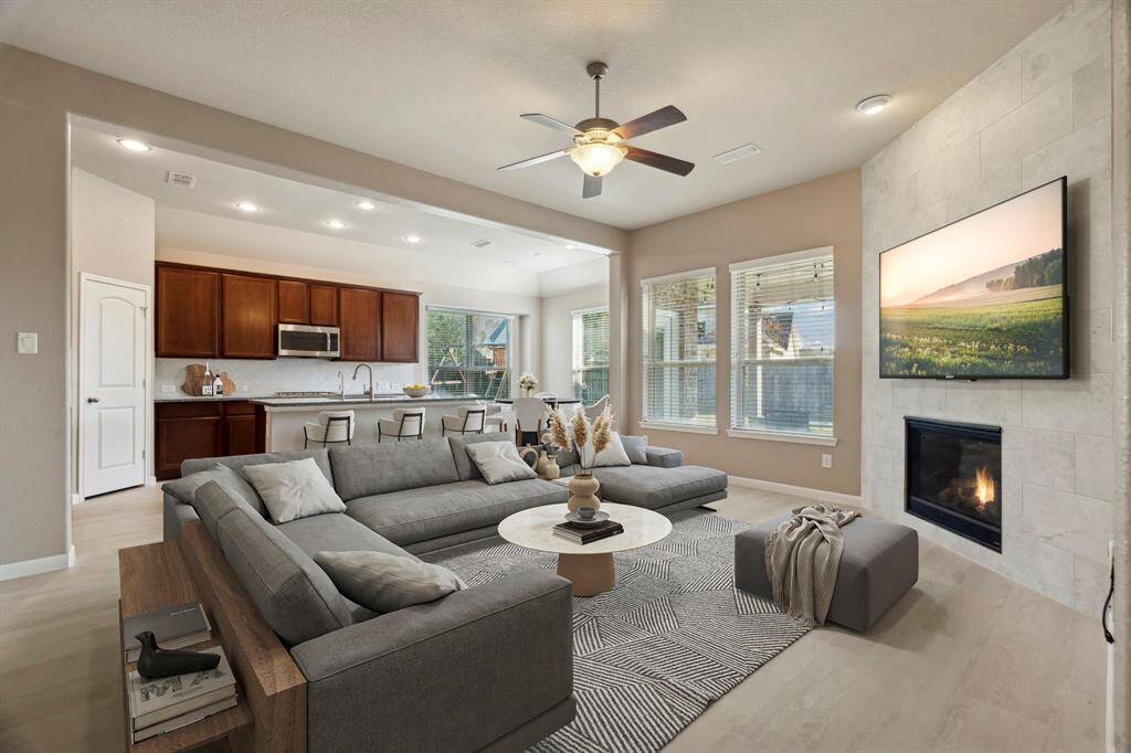 OPEN FLOORPLAN - Light and bright living room with a great space for entertaining! (Virtually Staged)