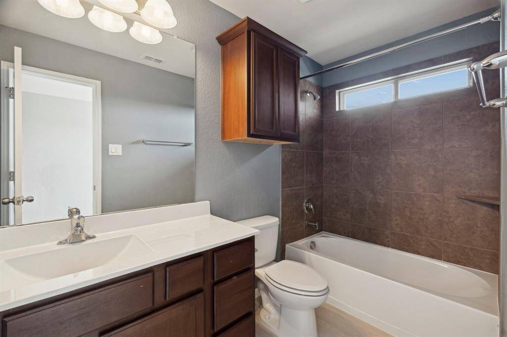 Private bathroom for the 4th bedroom